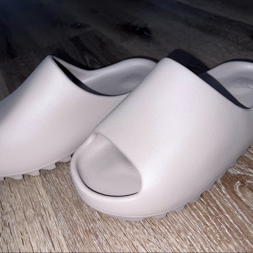 Yeezy Slides NWT